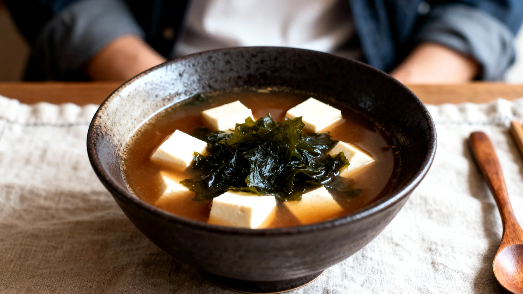 Soupe miso aux algues wakame et tofu soyeux"
